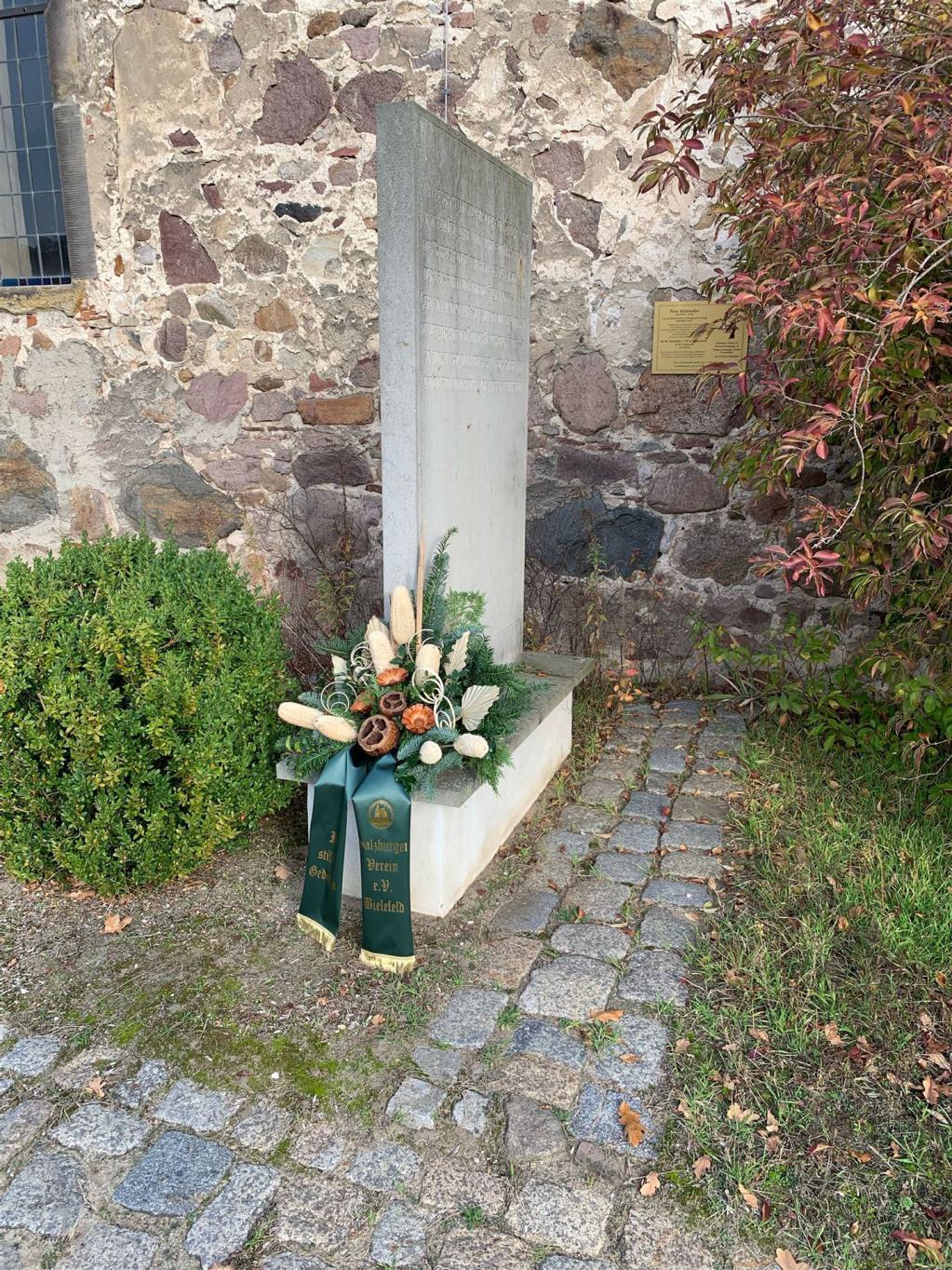 Gedenkstein (Nachbildung) an der Kirche in Wegenstedt für Peter Schönecker (Salzburger Exulant) - Aufnahme vom 31.10.2022