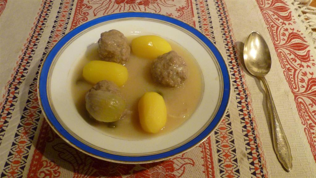 Teller mit Königsberger Klopsen und Kartoffeln