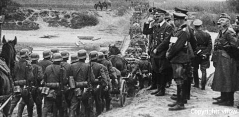Polen, Parade vor Adolf Hitler. Bundesarchiv. Bild 183-S55480. CC-BY-SA-3.0-de.